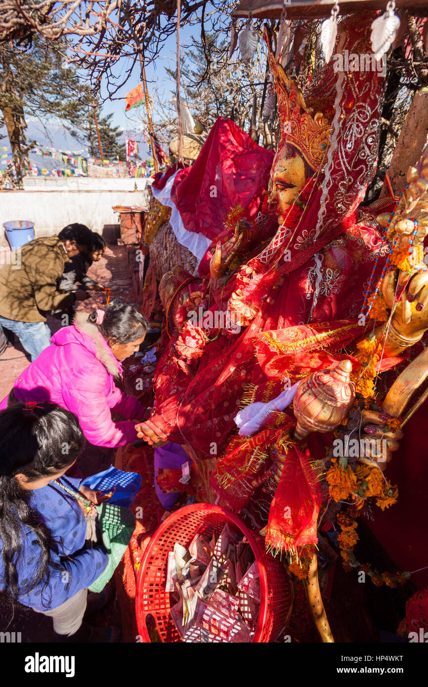 Pilger zu machen, Opfergaben und Gebete (Puja / Pooja) am Altar von dem Berggipfel Pathivara Devi Tempel Stockfoto