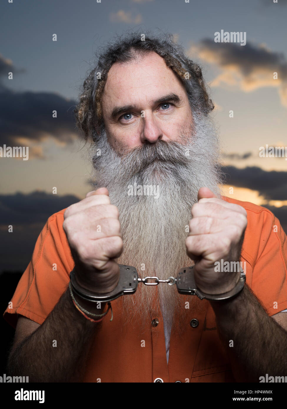 Mann mit Bart mit Gefängnis orange Overall Stockfoto