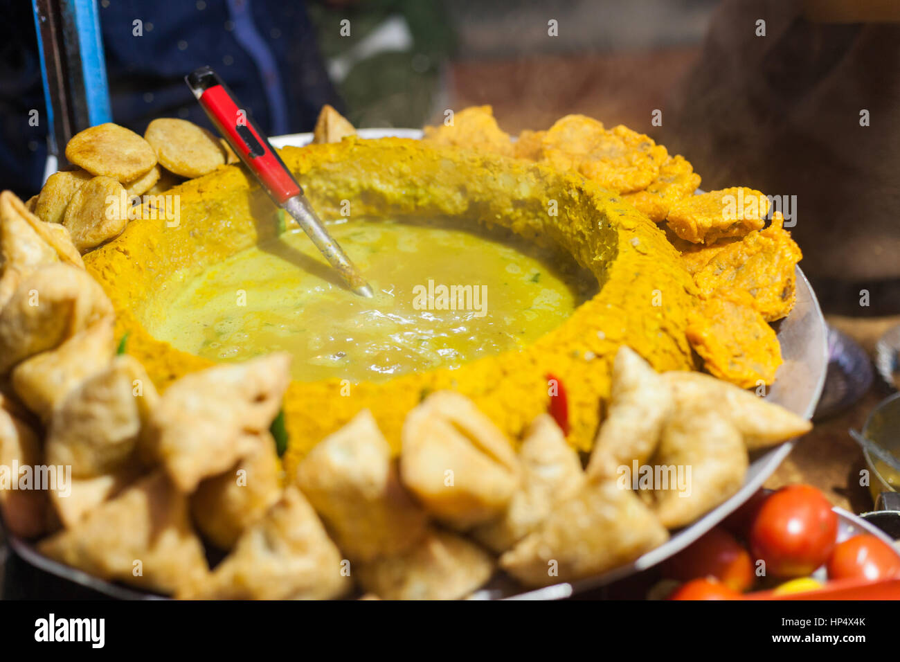 Eine Schüssel mit Pani zur Herstellung von Pani Puri an einem Straßenhändler Stand in Pokhara, Nepal Stockfoto