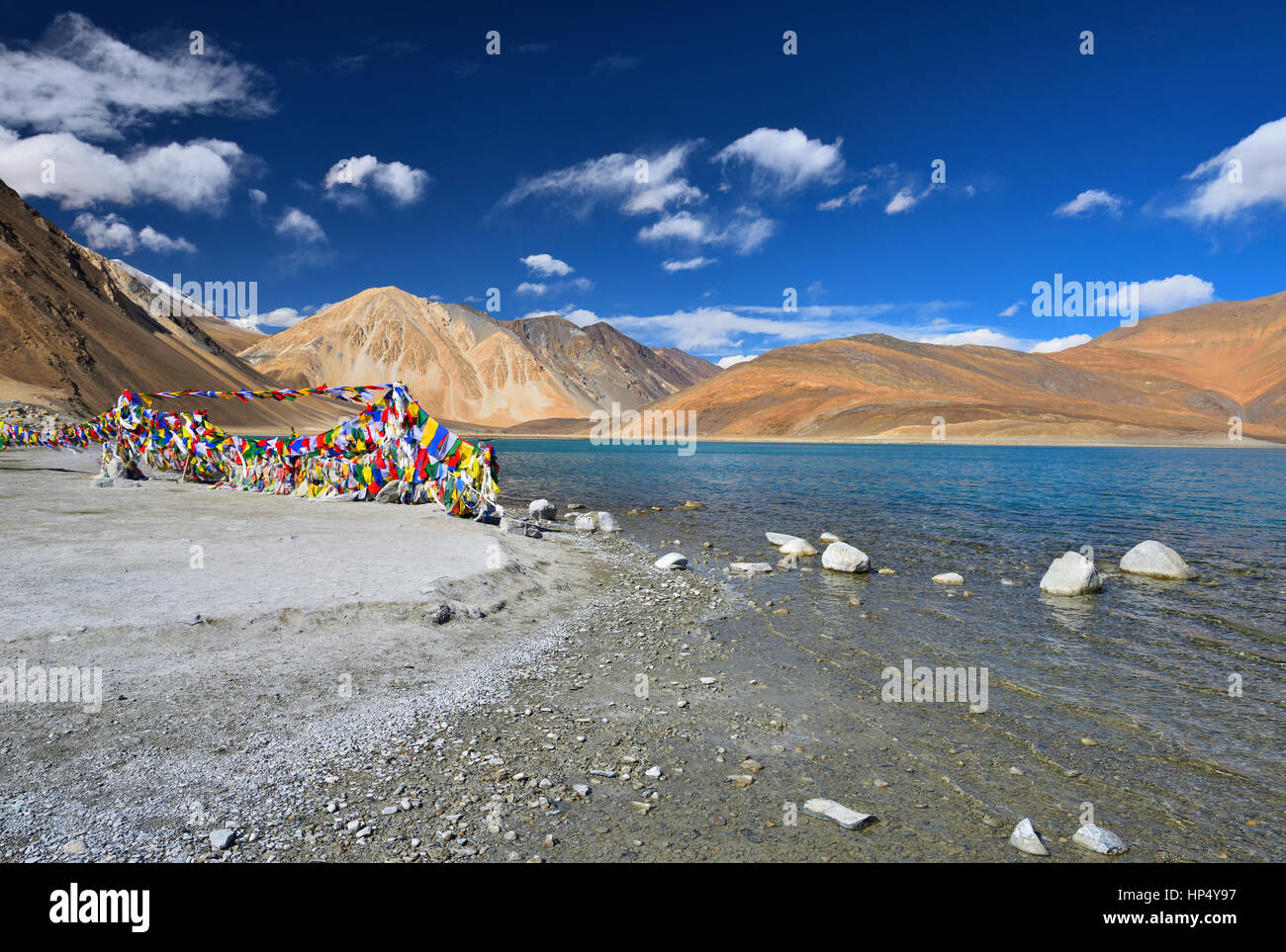 Buddhistische Gebetsfahnen an der Küste von Pangong Lake, Ladakh, Indien Stockfoto