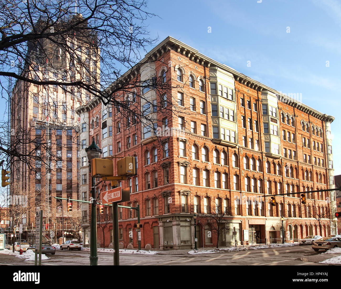 Syracuse, New York, USA. Februar 18, 2017. SA & Gebäude K, formal bekannt als The Granger Block.and State Tower Building, im Hintergrund, ich Stockfoto