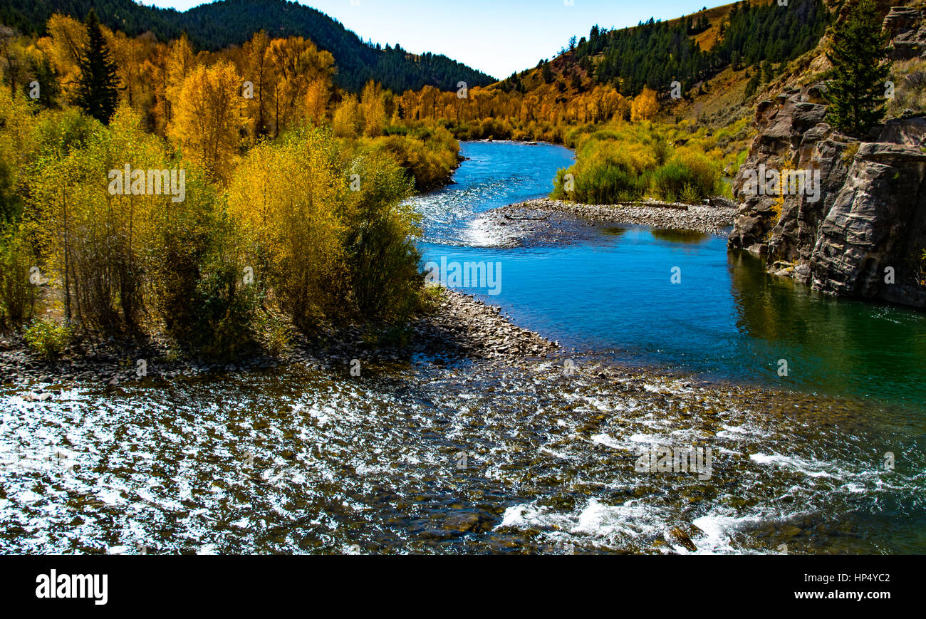 Ein schöner Fluss schlängelt sich durch den Herbst Landschaft Stockfoto