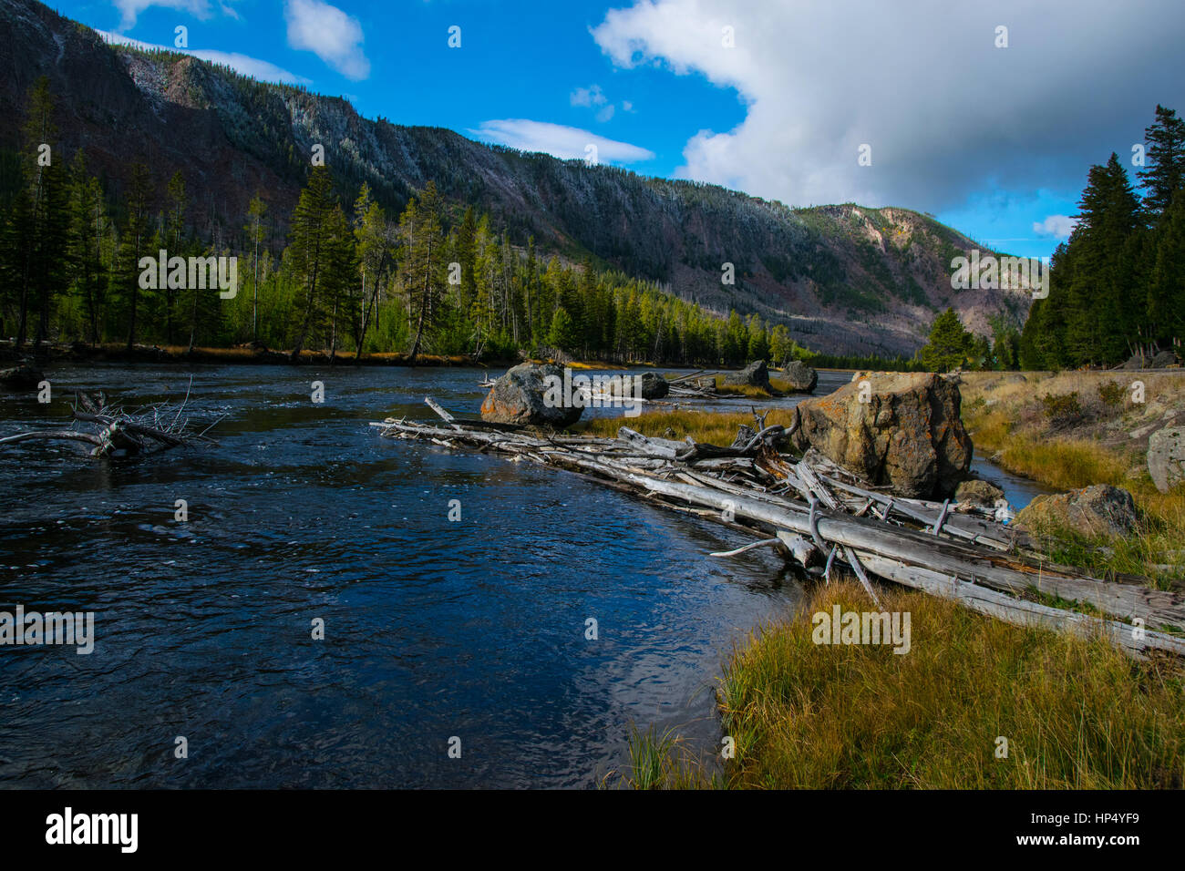 Ein schöner Fluss schlängelt sich durch den Herbst Landschaft Stockfoto
