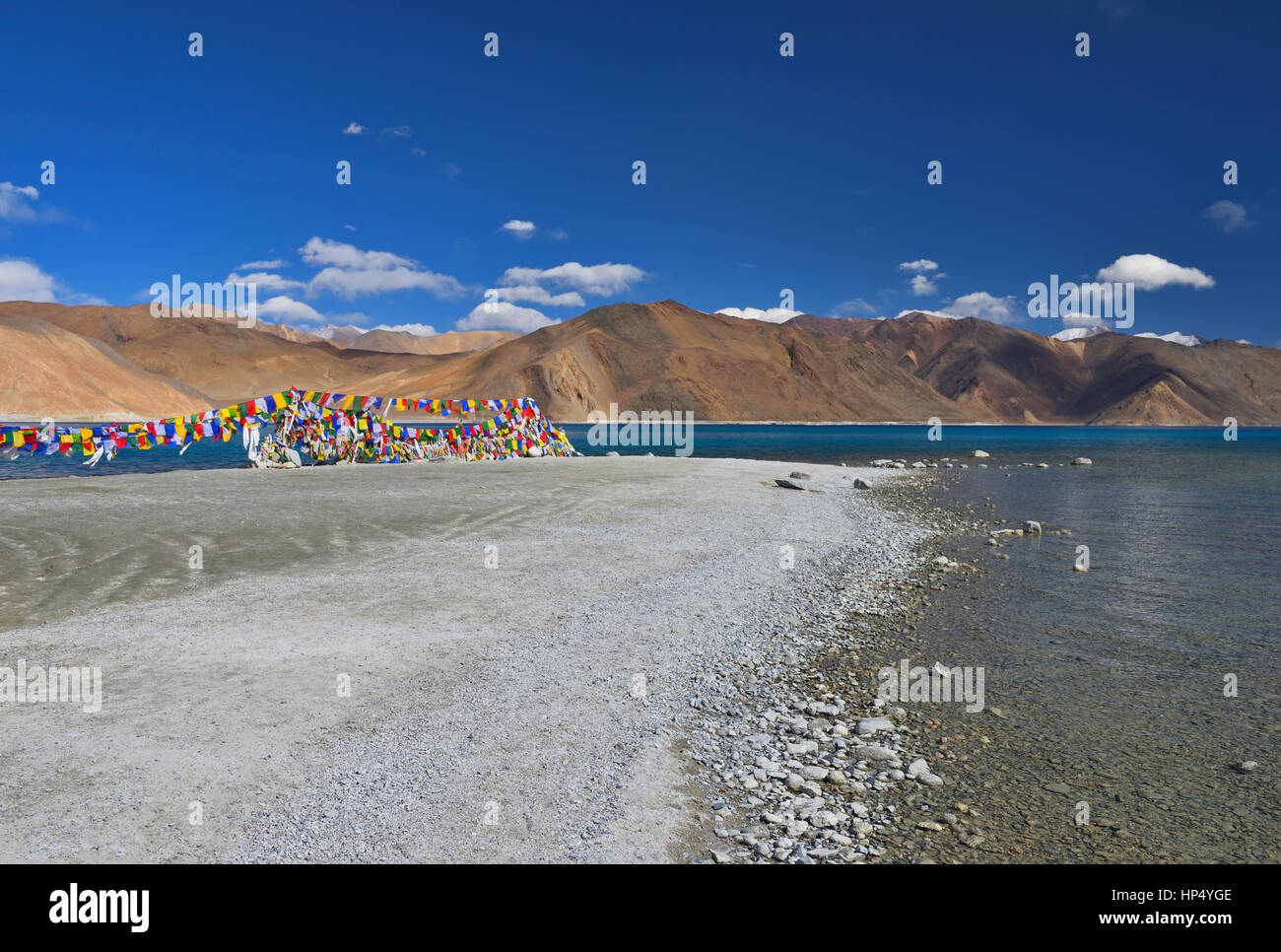 Buddhistische Gebetsfahnen an der Küste von Pangong Lake, Ladakh, Indien Stockfoto