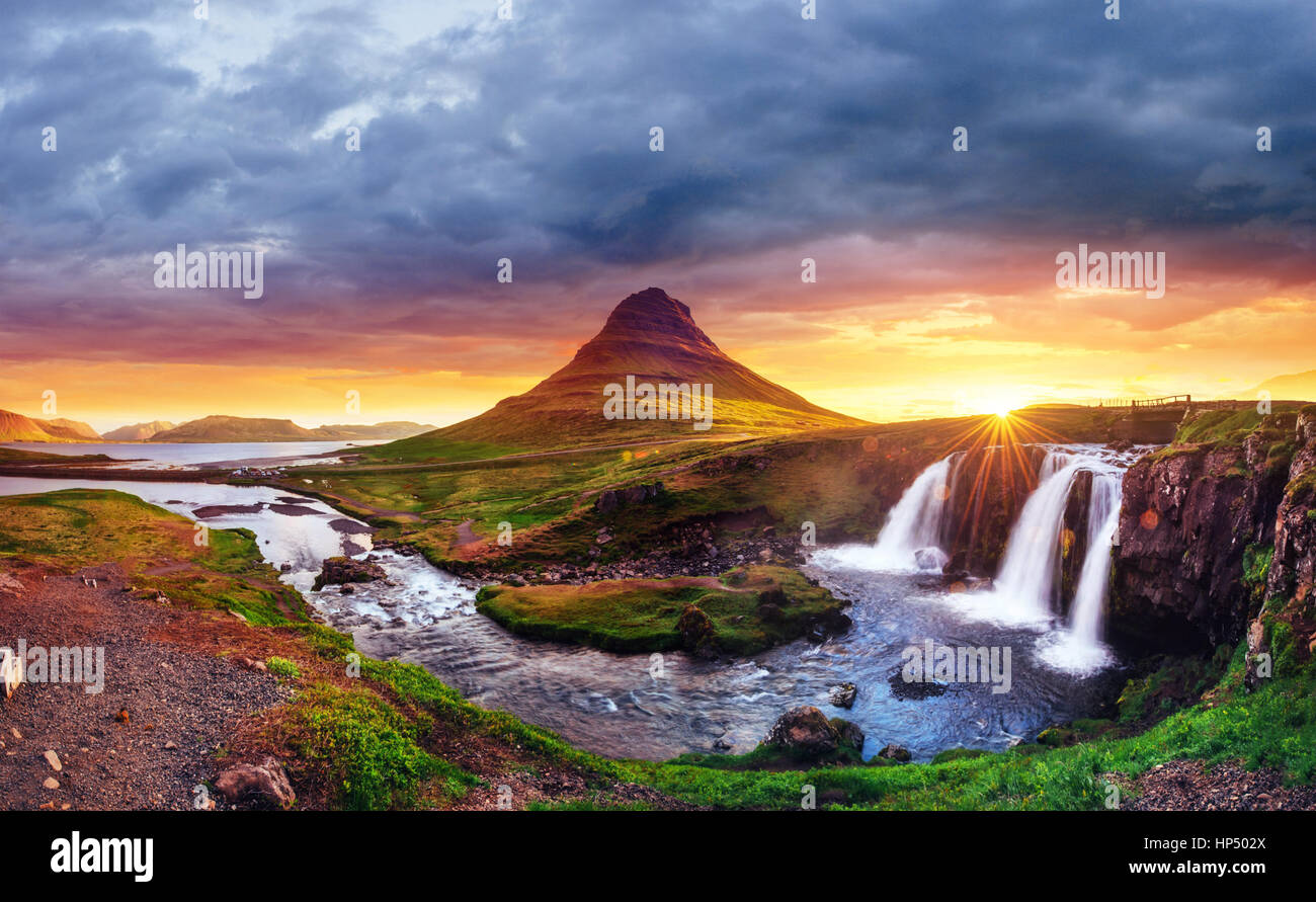 Den malerischen Sonnenuntergang über Landschaften und Wasserfälle. Kirkjufel Stockfoto