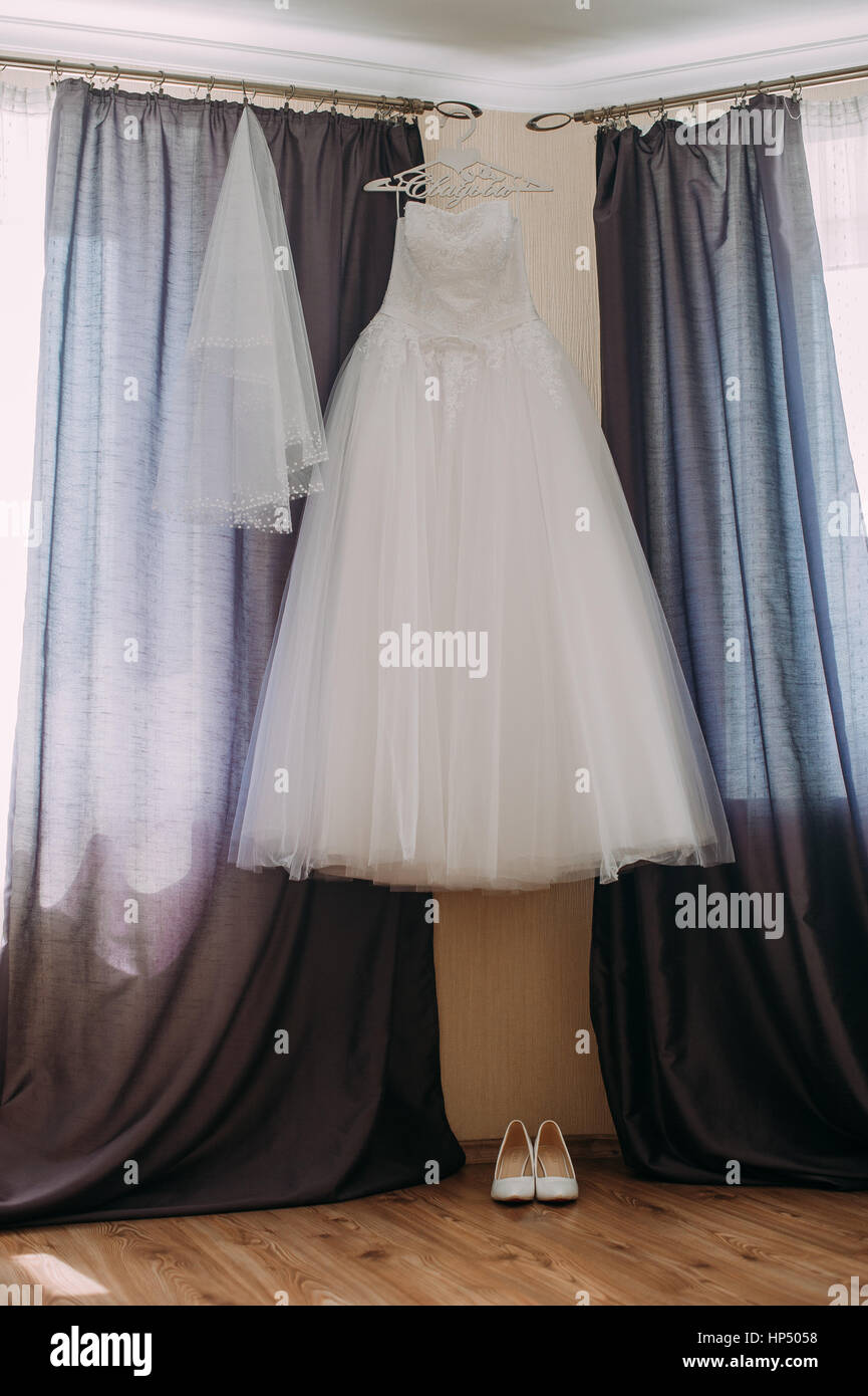 Brautkleid Von Der Tur Aufhangen Stockfotografie Alamy