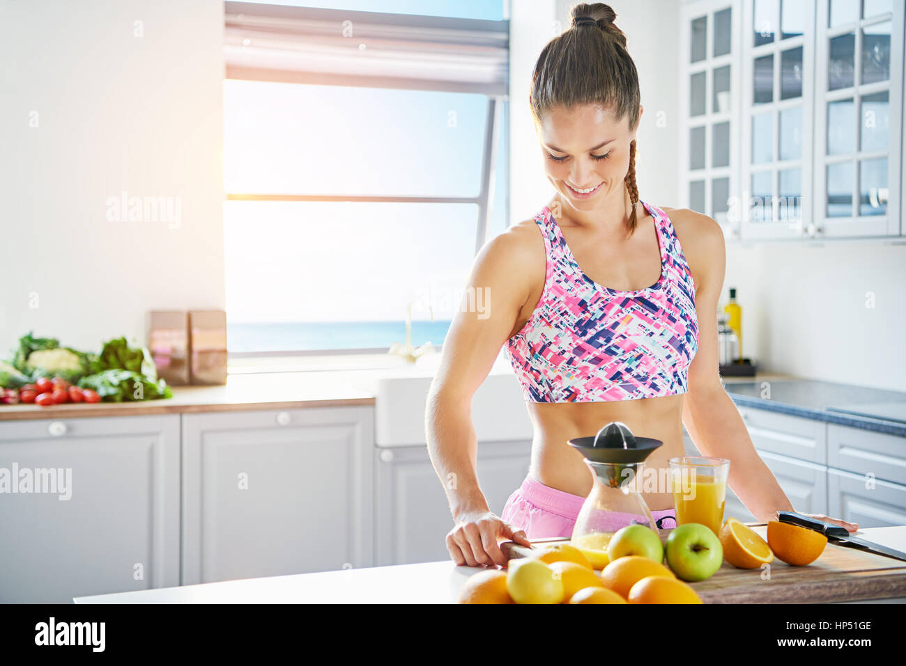 Glückliche junge Frau mit muskulösen Körper stehen in der Küche und frische. Horizontale drinnen erschossen Stockfoto