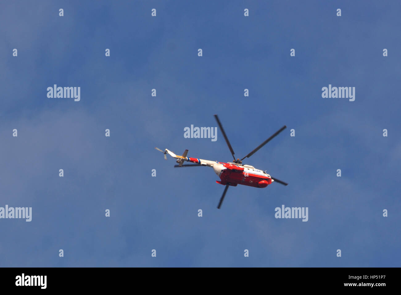 Hubschrauber-Rettung auf See gegen den Himmel Stockfoto