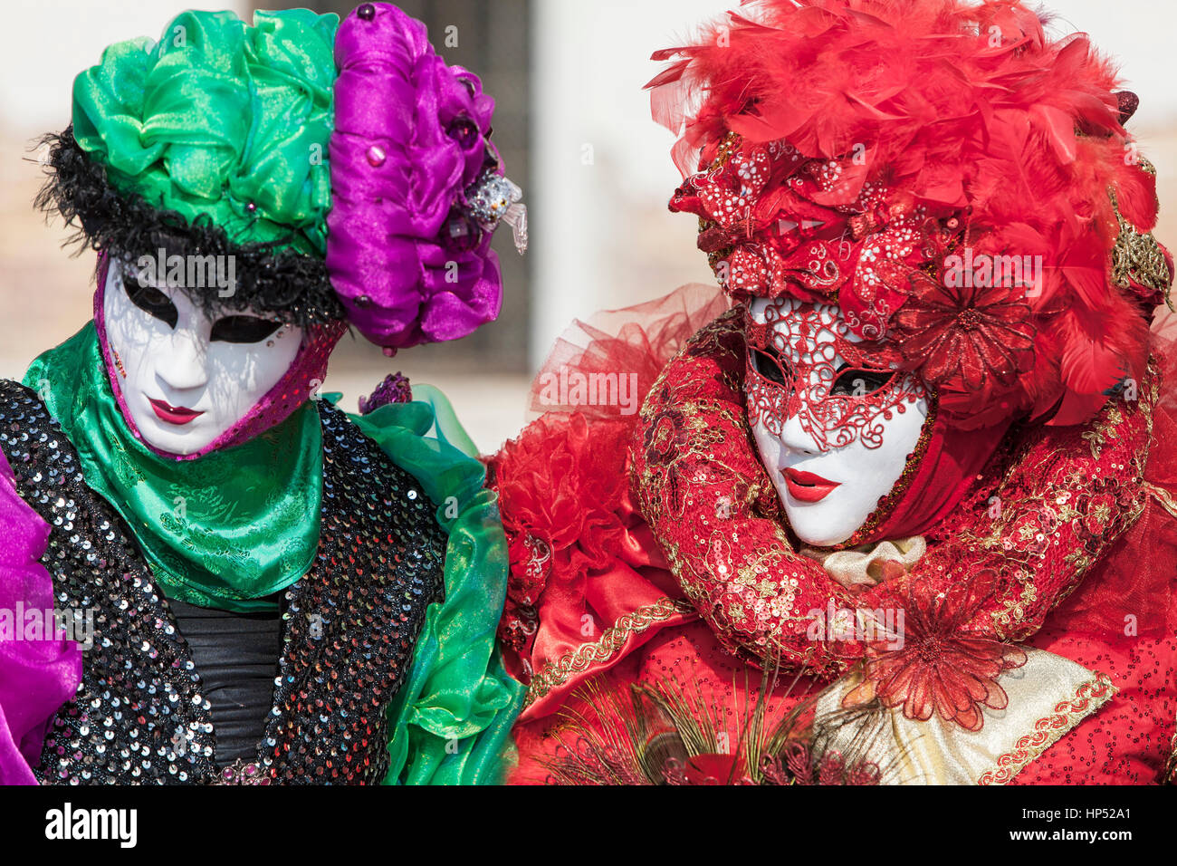 Venedig, Italien - 18. Februar 2012: Porträt von zwei Personen in traditionelle Masken und Cotumes in den Karneval von Venedig-Tagen. Stockfoto