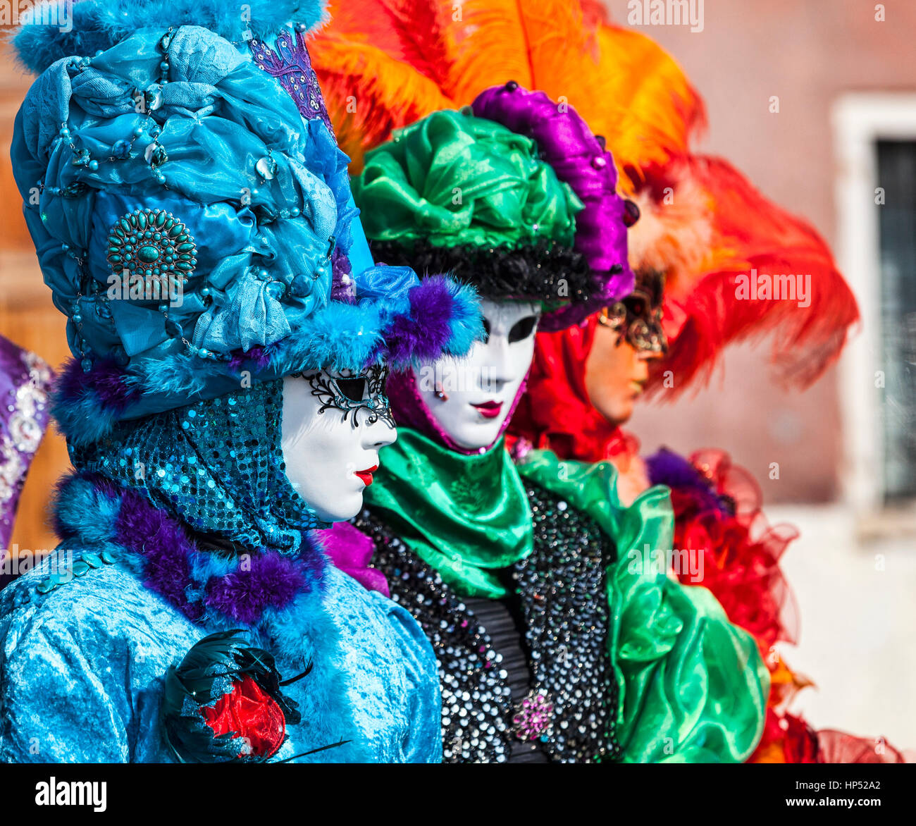 Venedig, Italien - 18. Februar 2012: Gruppe von Personen in traditionellen Masken und Cotumes in den Karneval von Venedig-Tagen. Stockfoto