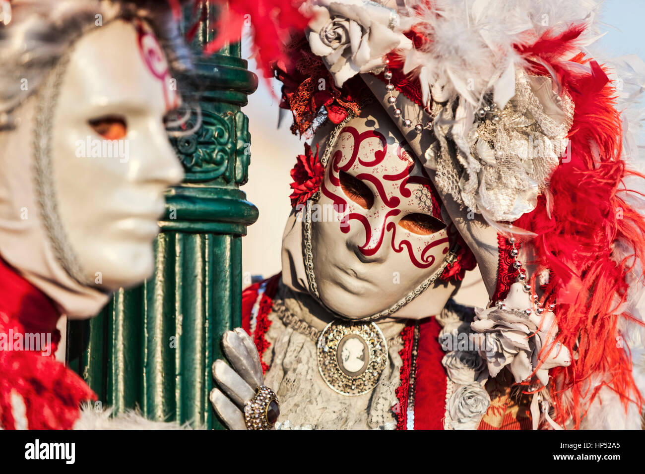 Venedig, Italien - 18. Februar 2012: ökologische Porträt zweier Personen, die schönen bunten Kostümen und Masken tragen, während der Karneval von Venedig. Stockfoto