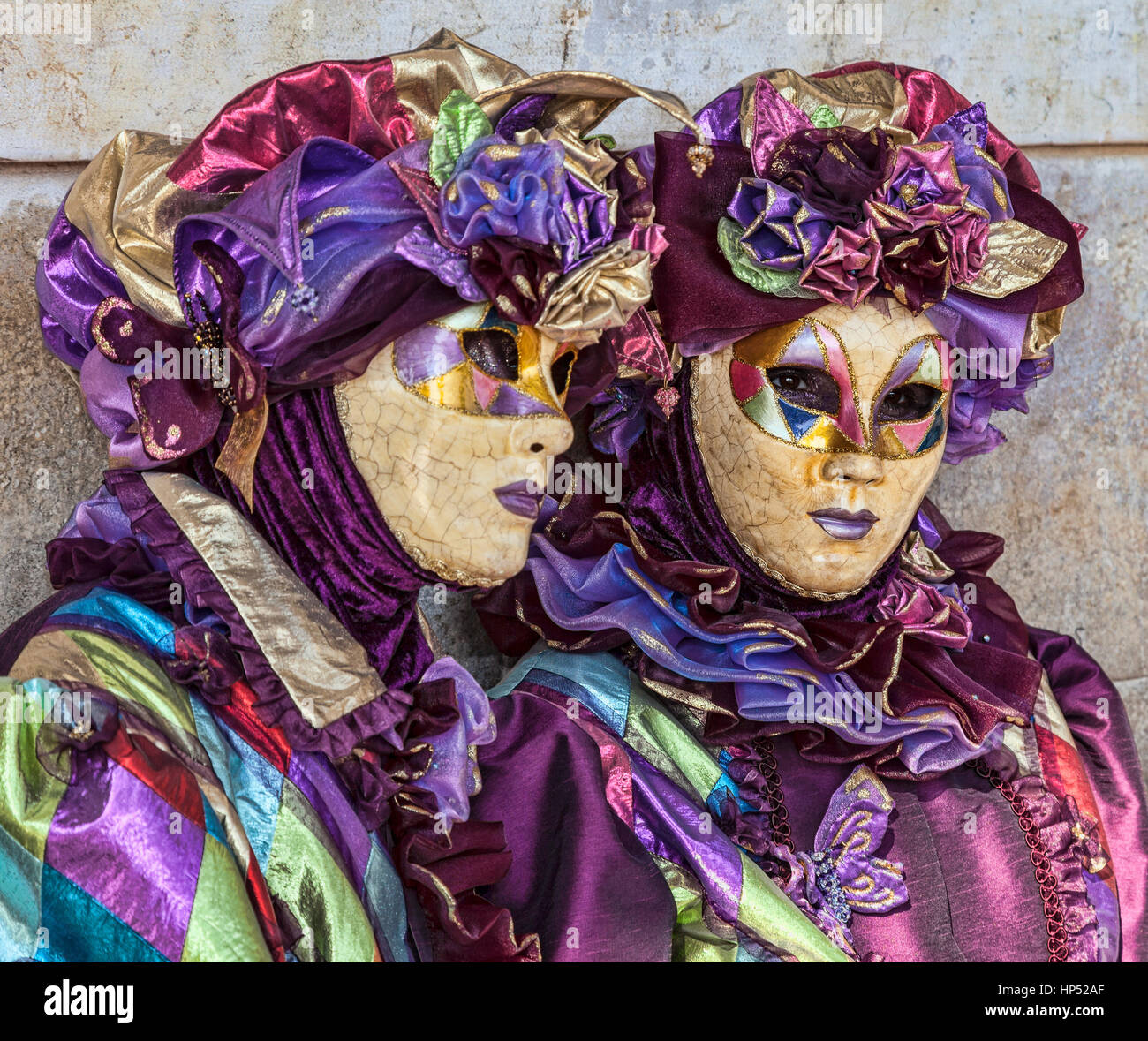 Venedig, Italien - 18. Februar 2012: Porträt von zwei Personen in traditionellen Masken und Kostüme in den Karneval von Venedig-Tagen. Stockfoto