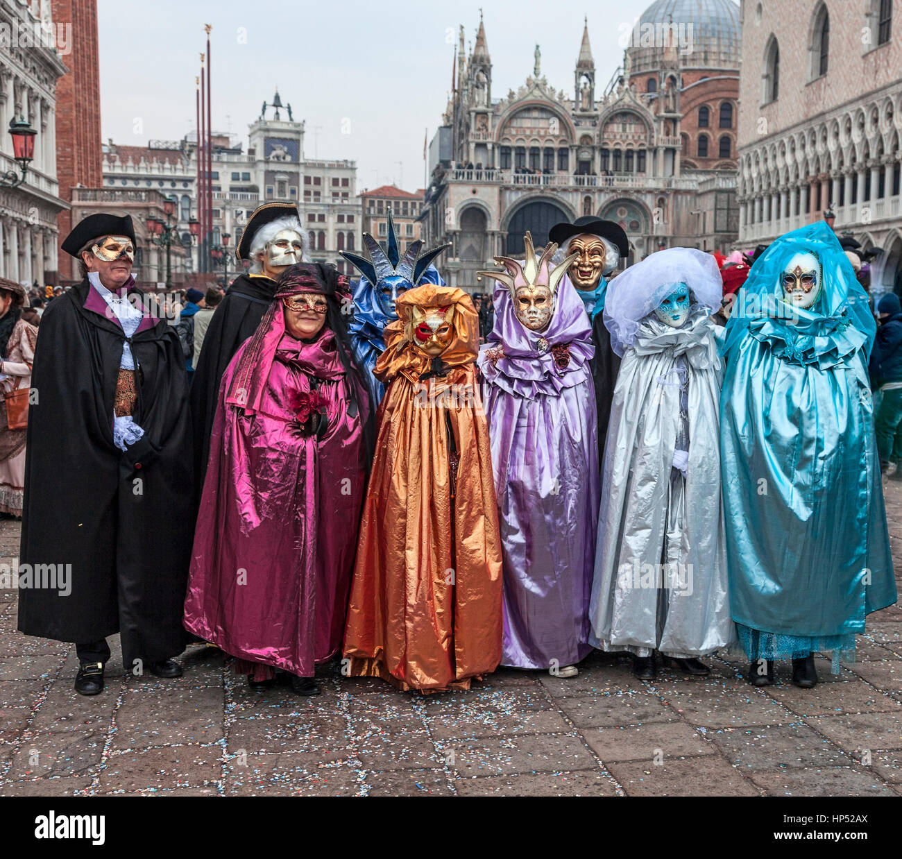 Venedig, Italien - 19. Februar, 2012:A Gruppe von verkleidete Menschen posieren in Piazza San Marco in den Karneval von Venedig-Tagen. Stockfoto