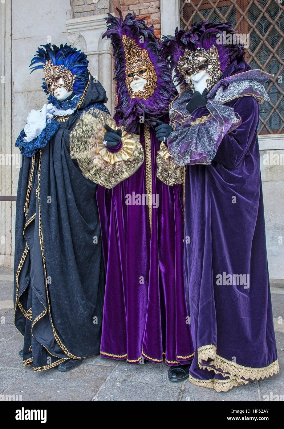 Venedig, Italien - 19. Februar 2012: eine Gruppe von drei Personen in traditionellen Kostümen posieren in den Karneval von Venedig-Tagen. Stockfoto