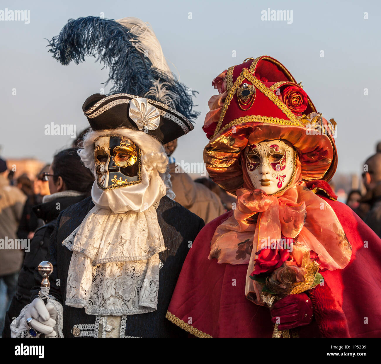 Venedig, Italien - 18. Februar 2012: ökologische Porträt zweier Personen, die schönen bunten Kostümen und Masken tragen, während der Karneval von Venedig. Stockfoto