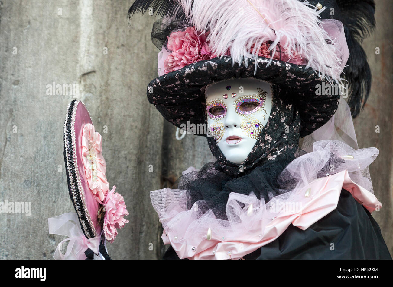 Venedig, Italien-Februar 18,2012: Porträt einer Frau mit einem traditionellen Verkleidung mit einem Spiegel in Venedig während der Karneval Tage. Stockfoto