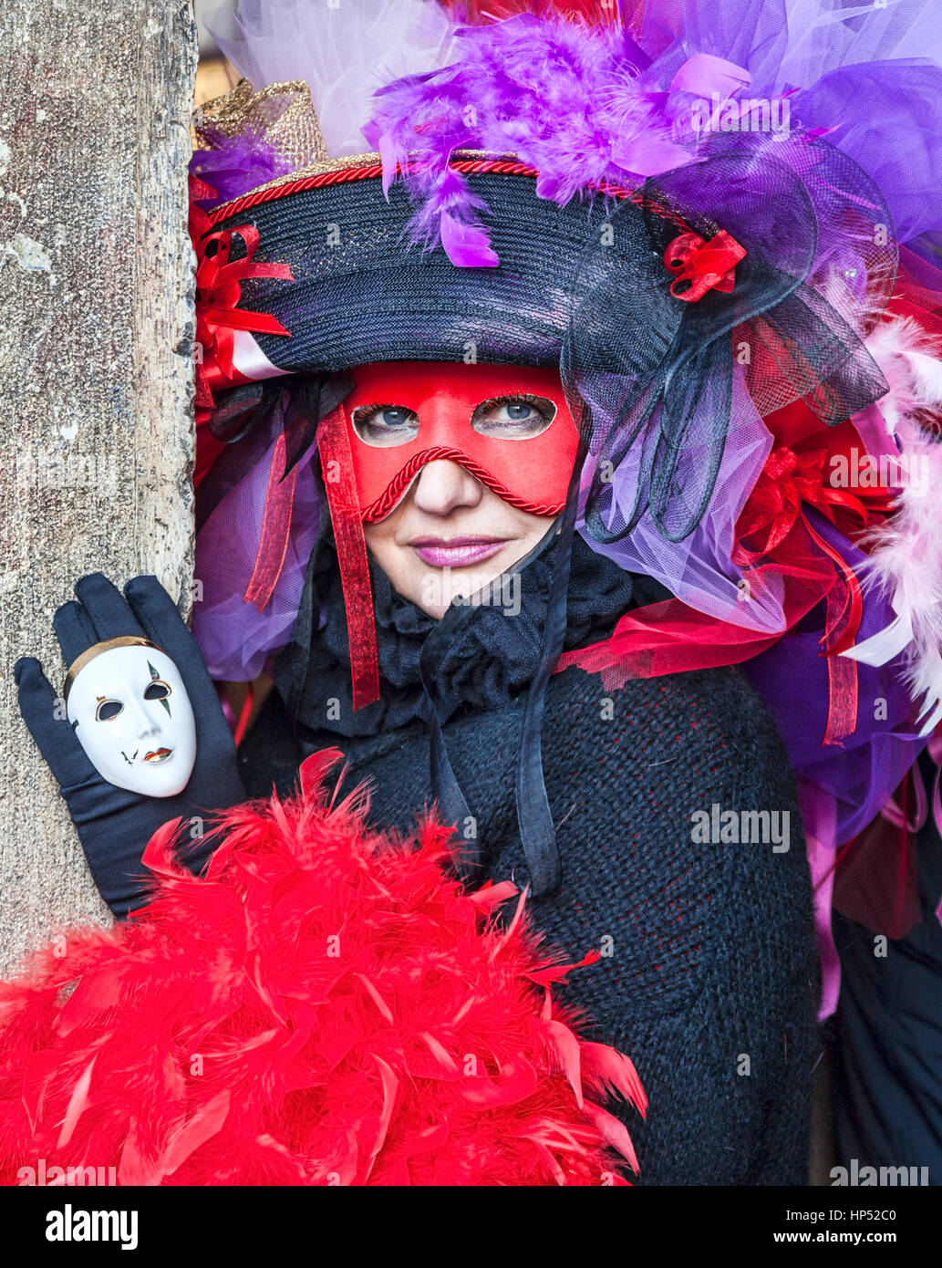 Venedig, Italien - 18. Februar 2012: Environmental Portrait einer Frau in einem schönen venezianischen Verkleidung und Maske während der Karneval in Venedig-Tage. Stockfoto