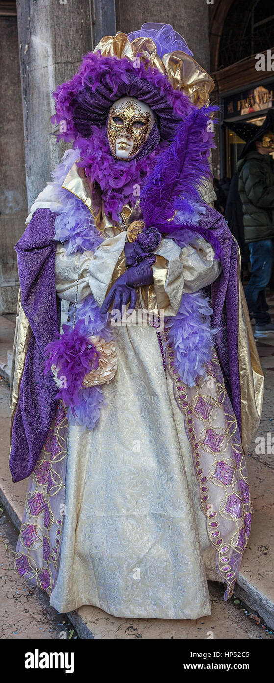 Venedig, Italien-Februar 18, 2012: Bild einer Person in einem komplexen lila Kostüm während der Tage Venedig Karneval verkleidet. Stockfoto