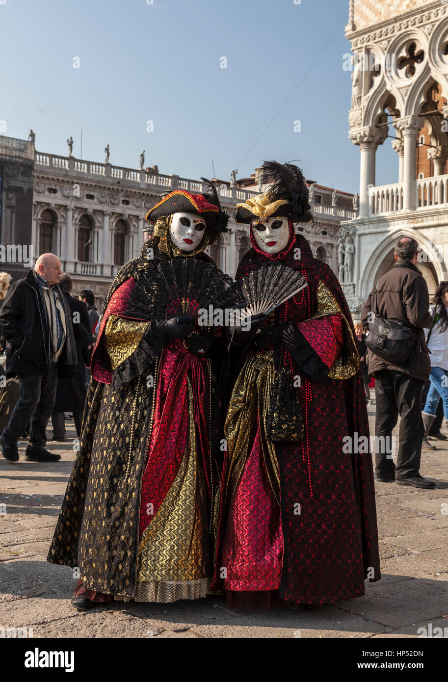 Venedig, Italien - 18. Februar 2012:Two Personen tragen schöne bunte Kostüme und Masken posiert in Piazza San Marco während der Karneval von Venedig. Stockfoto