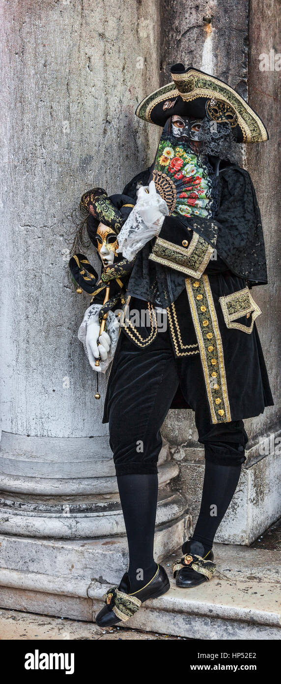 Venedig, Italien-Februar 18, 2012: ökologische Porträt einer Person als eine alte Zeit Höfling posieren für Touristen in Venedig während der Karneval verkleidet Stockfoto
