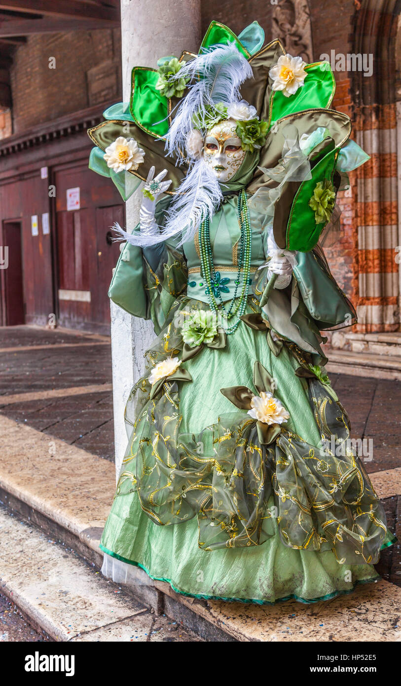 Venedig, Italien-Februar 19, 2012: Bild einer Person in einem komplexen grünen Kostüm während der Tage Venedig Karneval verkleidet. Stockfoto