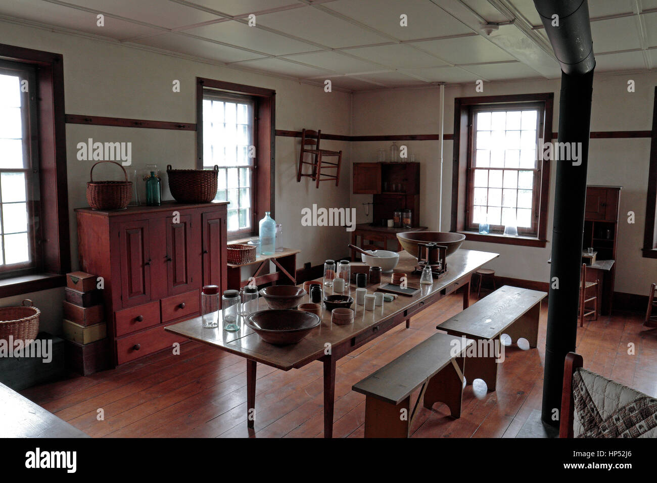 Das Wohlbefinden Raum im Inneren der Ziegel Wohnung in Hancock Shaker Village, Hancock, Massachusetts, USA. Stockfoto