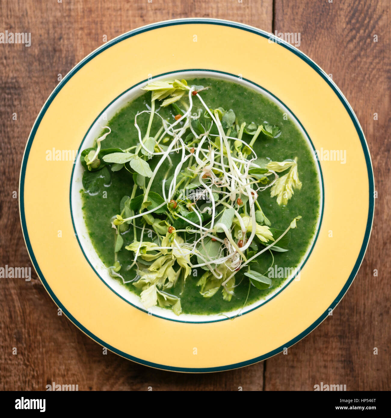 Green Velvet Suppe. Zutaten Spinat, Kartoffeln, Sellerie, Zwiebel