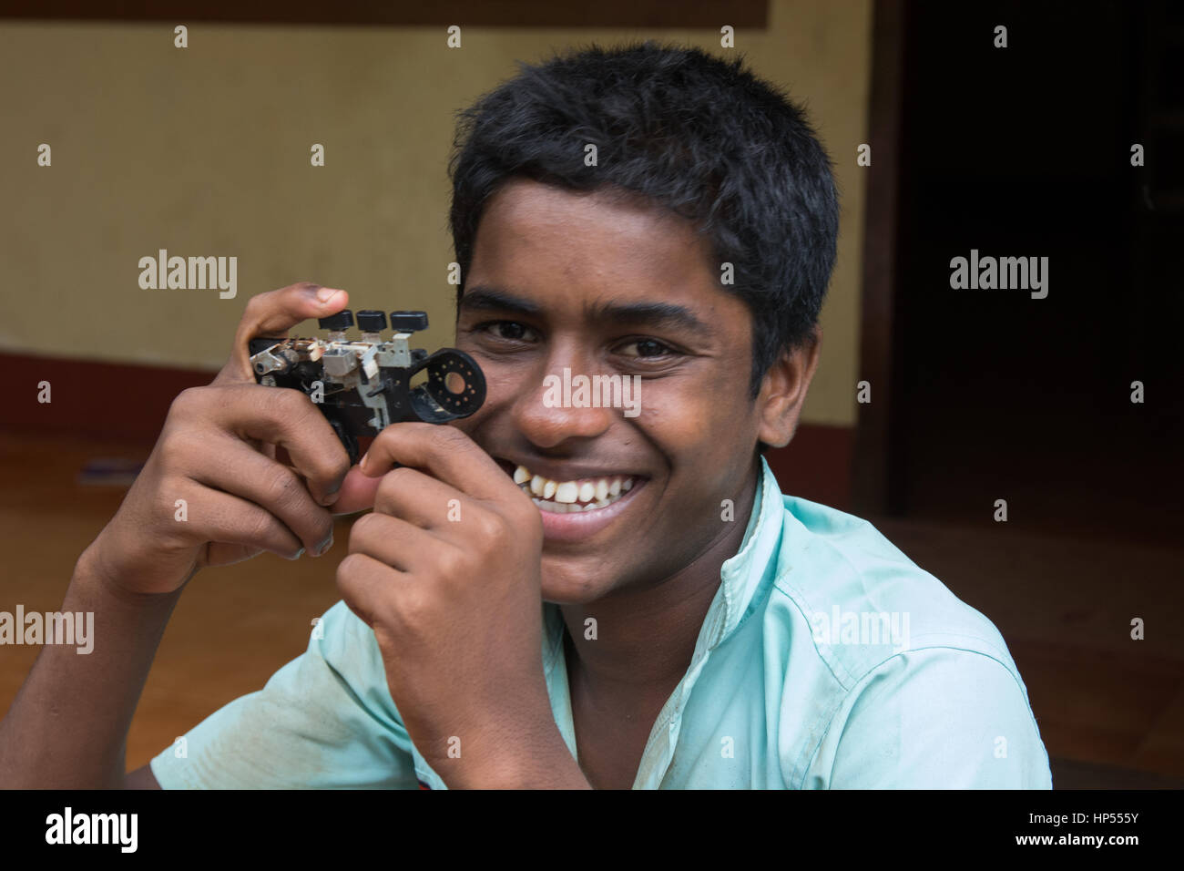 Mumbai, Indien - 11. Dezember 2016 - Boy von Kindern «s nach Hause vor neuen Facality powered by Nächstenliebe aus Europa mit selbstgebauten Kamera Stockfoto