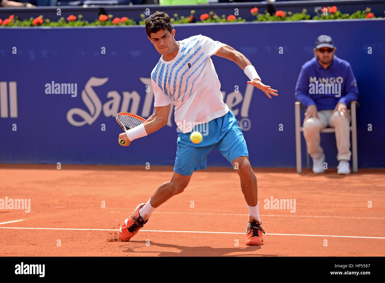 BARCELONA - 18 APR: Rui Machado (Tennisspieler aus Portugal) spielt bei der ATP Barcelona Open Banc Sabadell Conde de Godo-Turnier am 18. April 2015 Stockfoto