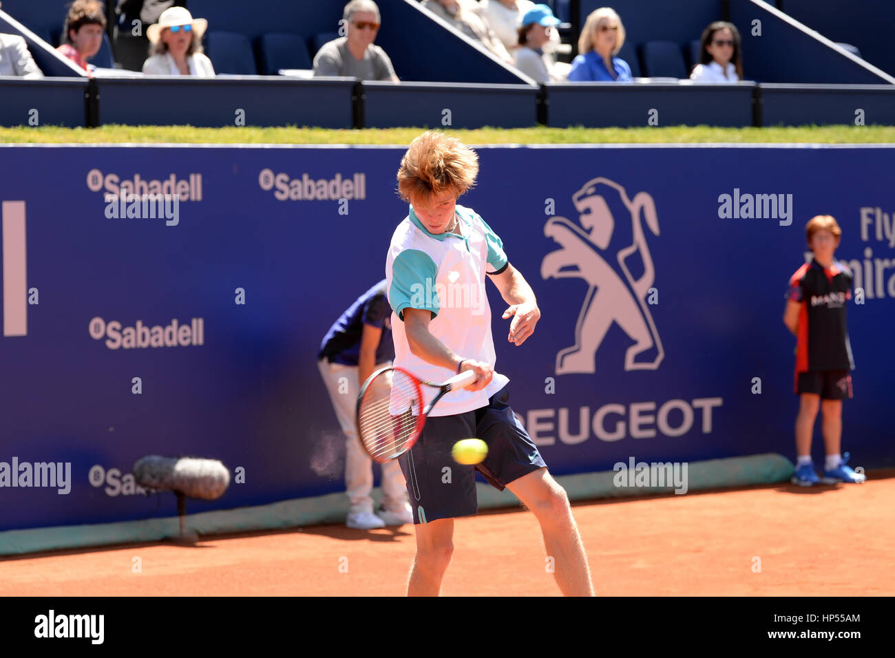 BARCELONA - 21 APR: Andrey Rublev (Tennisspieler aus Russland) spielt bei der ATP Barcelona Open Banc Sabadell Conde de Godo-Turnier am 21. April 2015 Stockfoto