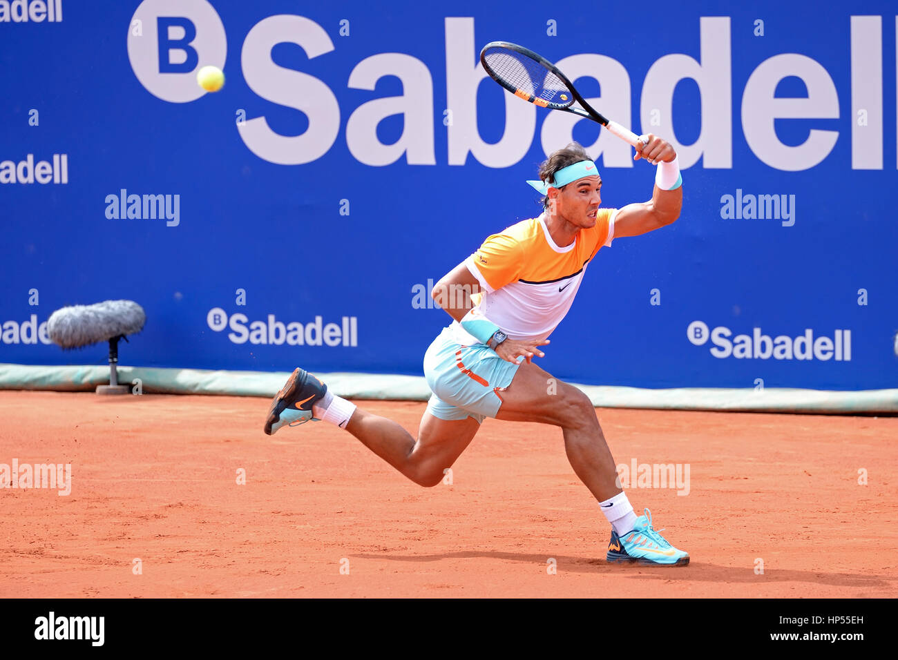 BARCELONA - 22 APR: Rafa Nadal (spanischer Tennisspieler) spielt bei der ATP Barcelona Open Banc Sabadell Conde de Godo-Turnier am 22. April 2015 in Bar Stockfoto
