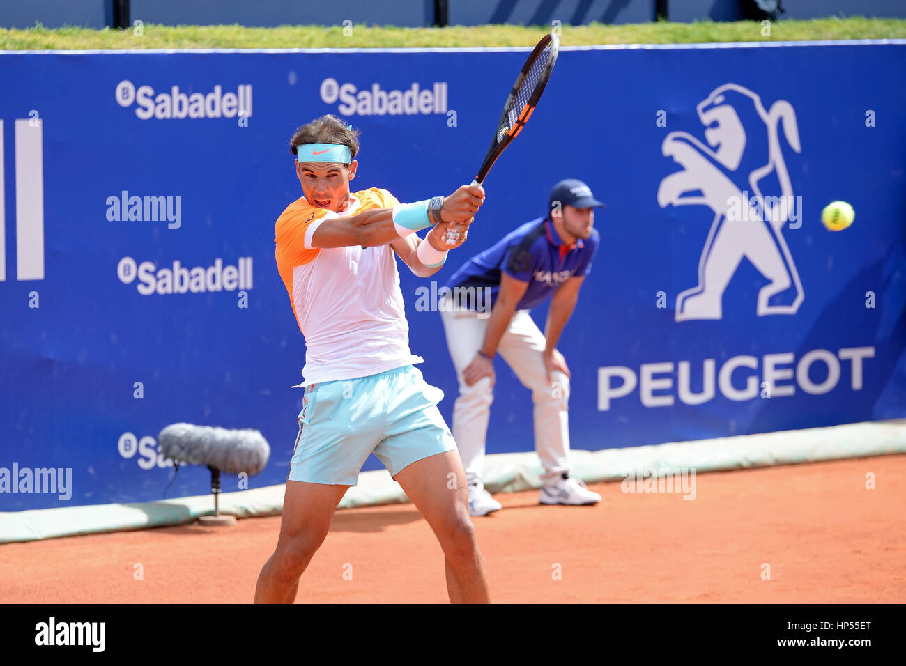 BARCELONA - 22 APR: Rafa Nadal (spanischer Tennisspieler) spielt bei der ATP Barcelona Open Banc Sabadell Conde de Godo-Turnier am 22. April 2015 in Bar Stockfoto