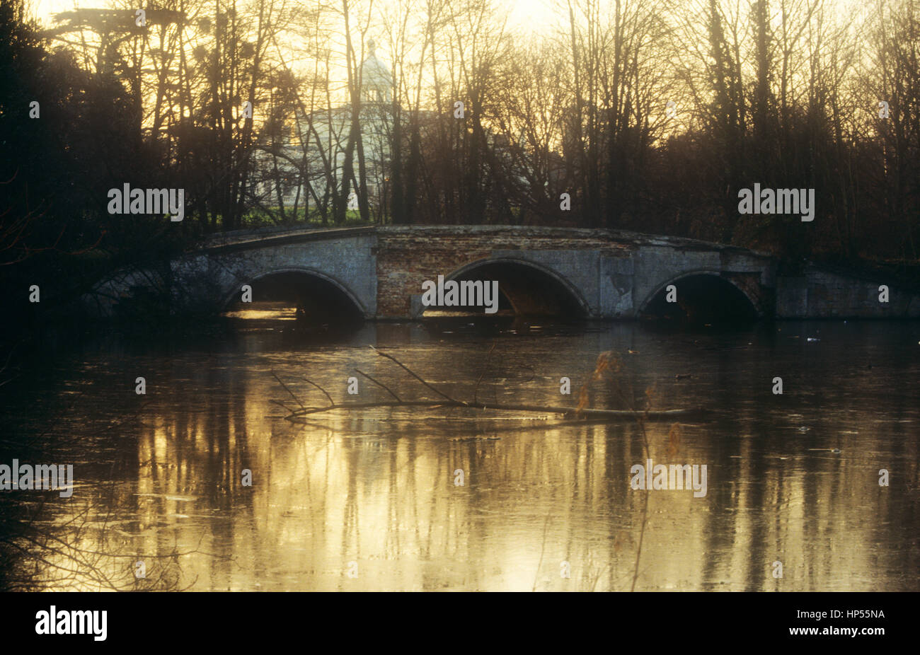 Dies erbrachte Ziegel und Stein, die 3-Bogen-Brücke Stoke Park Humphry Repton Design von James Wyatt gewesen sein mag da restauriert wurde und Ansichten ope Stockfoto