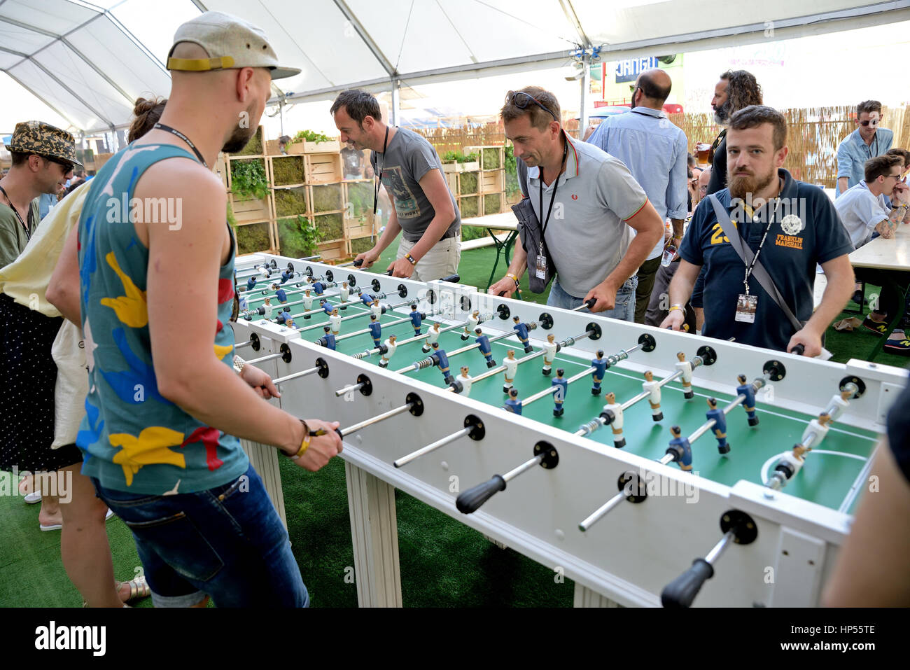 BARCELONA - 19 JUN: Menschen in eine extra große Tischfußball spielen (auch bekannt als Tischfussball und Kicker) beim Sonar Festival am 19. Juni 2015 in befind Stockfoto