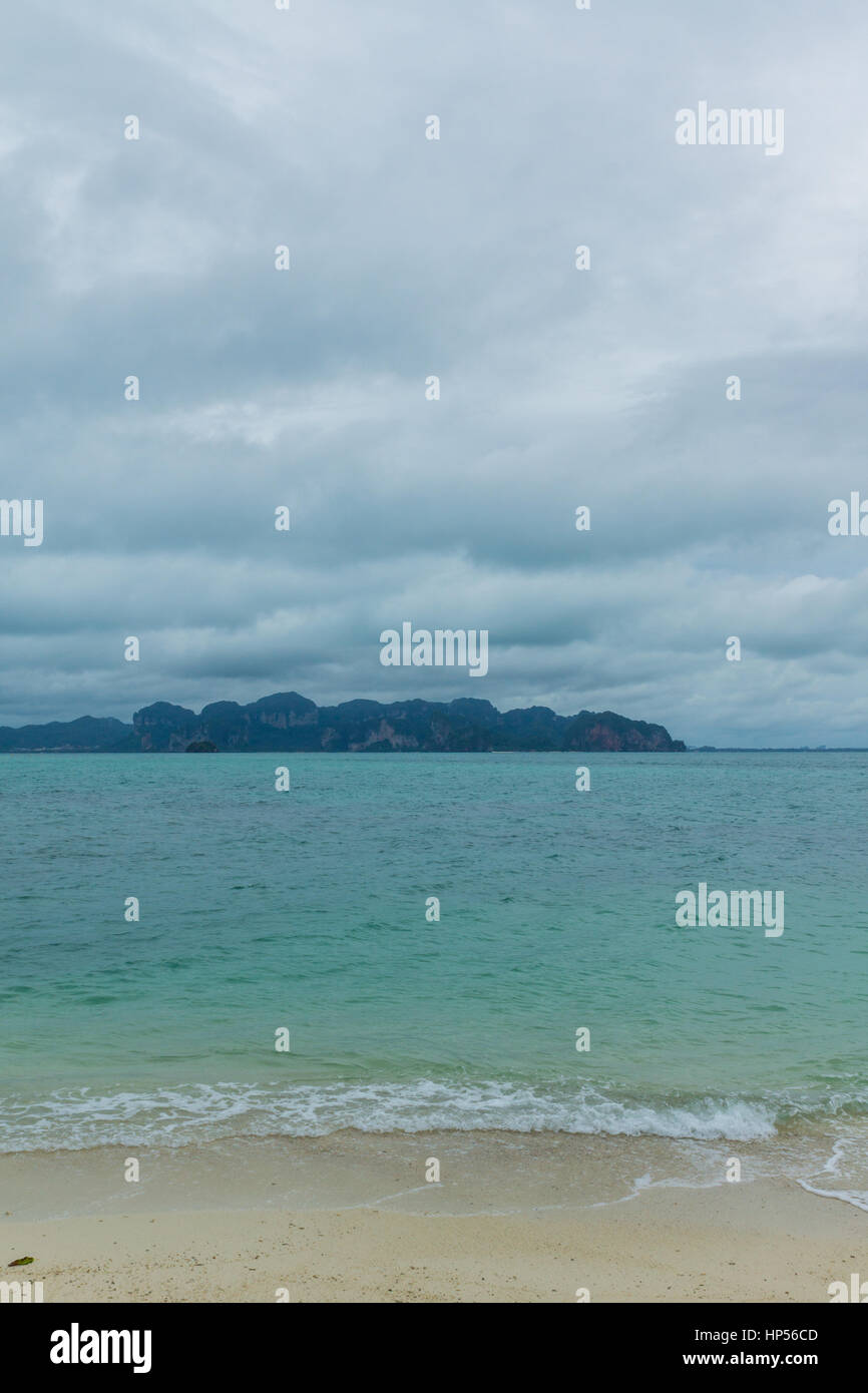 Berge und Höhlen von Kho Phi Phi, thailand Stockfoto