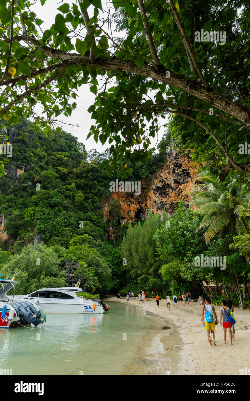 Berge und Höhlen von Kho Phi Phi, thailand Stockfoto