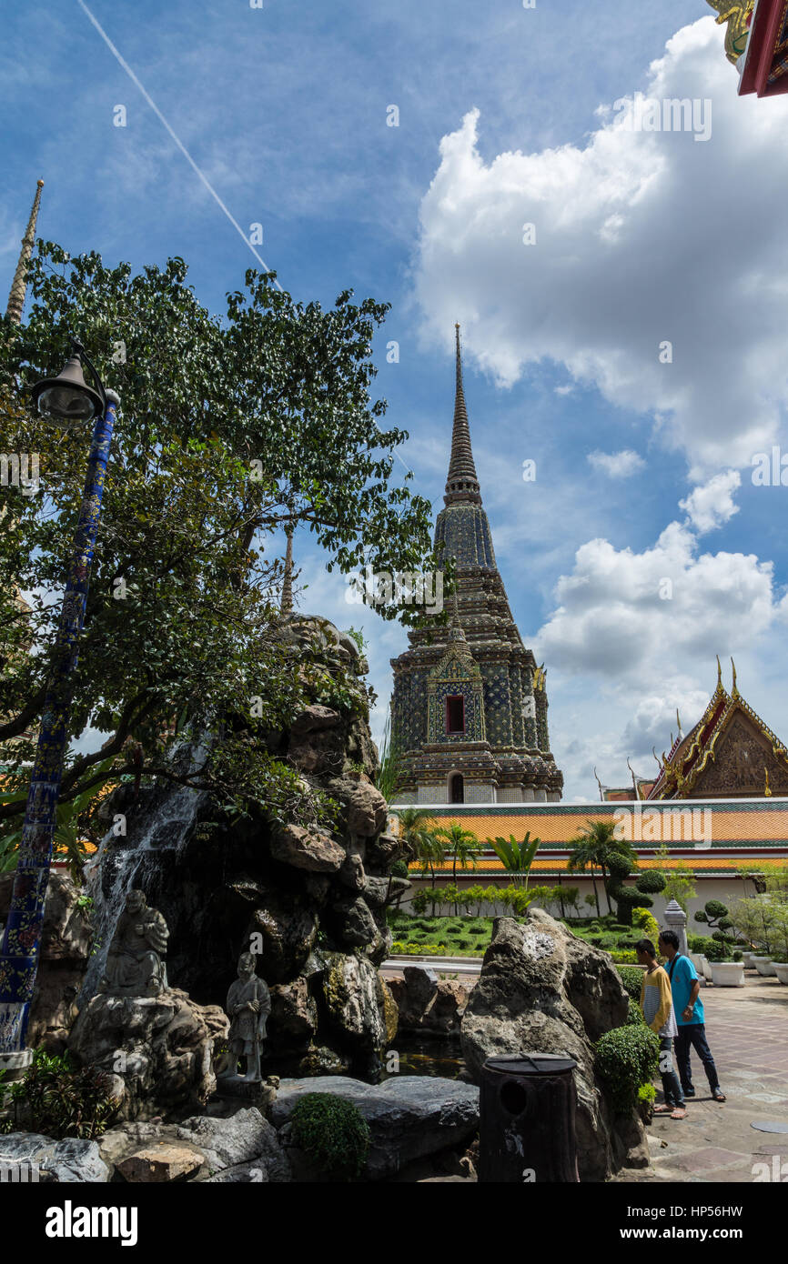 Buddhistischer Tempel des sich zurückneigenden Buddha (Wat Pho) in Bangkok, Thailand Stockfoto