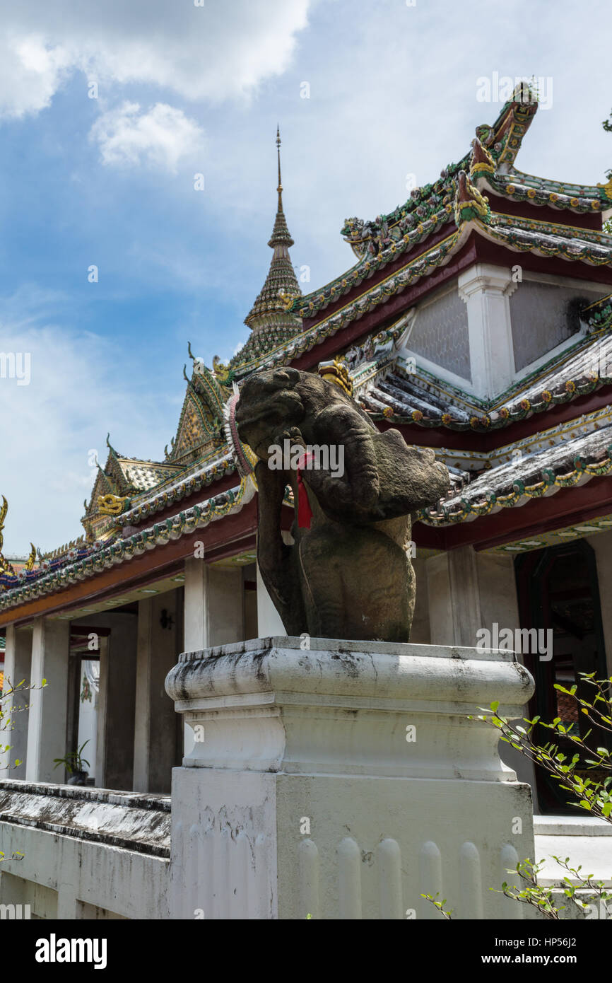 Buddhistischer Tempel des sich zurückneigenden Buddha (Wat Pho) in Bangkok, Thailand Stockfoto