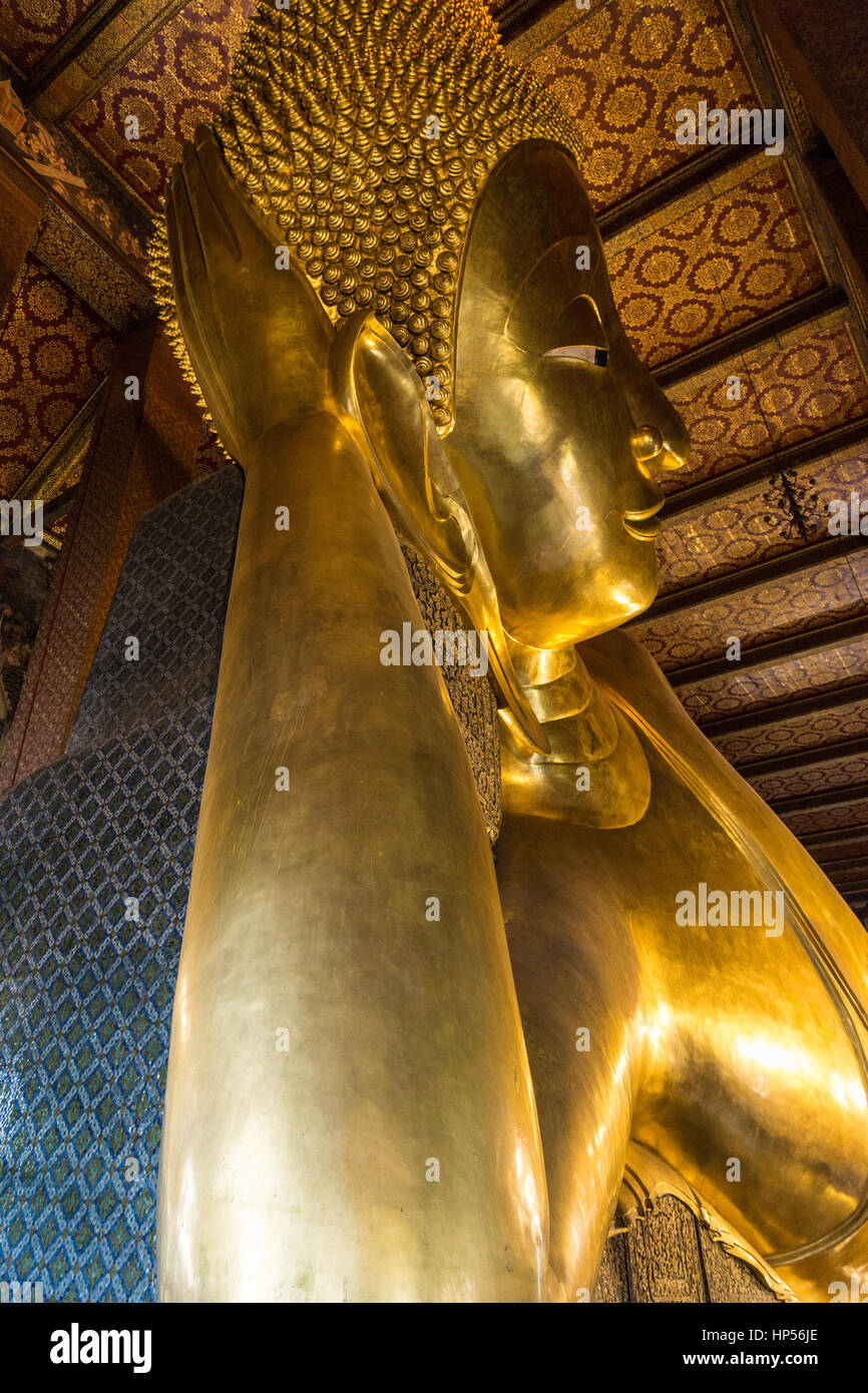 Buddhistischer Tempel des sich zurückneigenden Buddha (Wat Pho) in Bangkok, Thailand Stockfoto