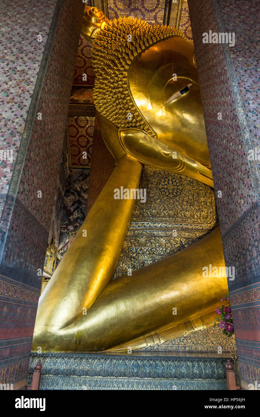 Buddhistischer Tempel des sich zurückneigenden Buddha (Wat Pho) in Bangkok, Thailand Stockfoto