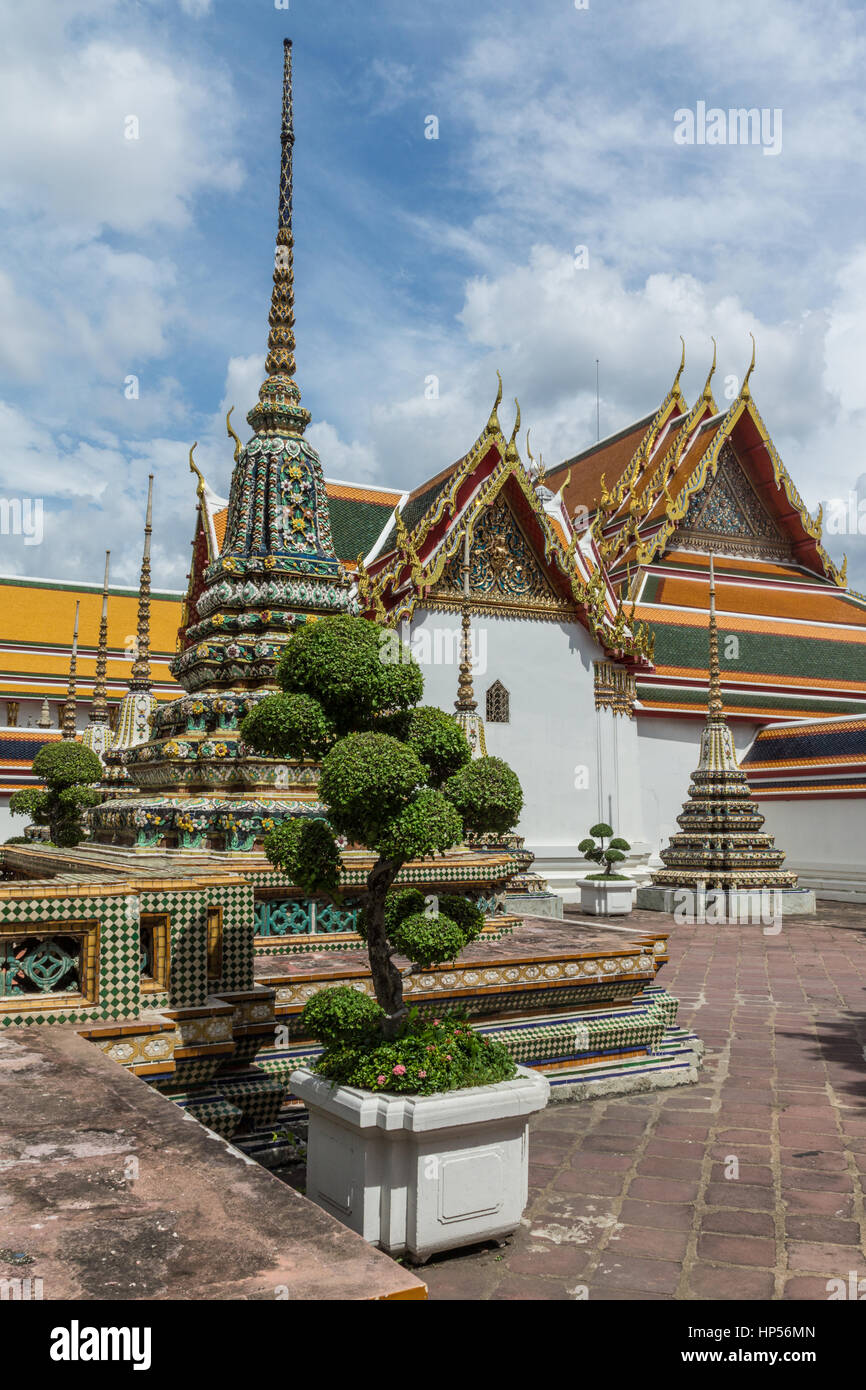 Buddhistischer Tempel des sich zurückneigenden Buddha (Wat Pho) in Bangkok, Thailand Stockfoto