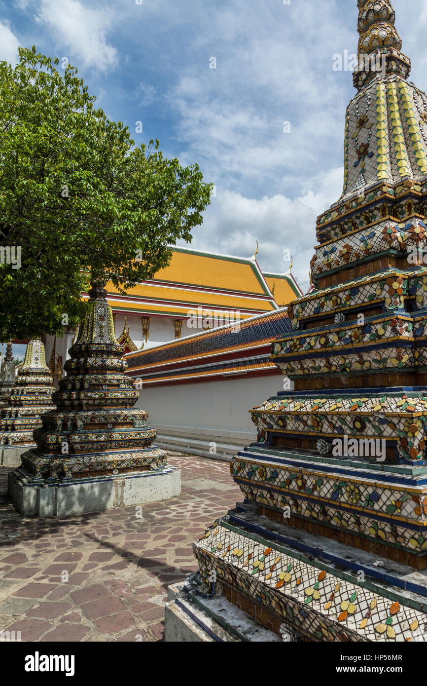 Buddhistischer Tempel des sich zurückneigenden Buddha (Wat Pho) in Bangkok, Thailand Stockfoto
