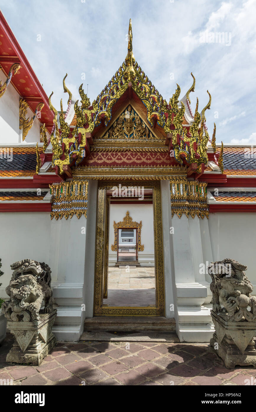 Buddhistischer Tempel des sich zurückneigenden Buddha (Wat Pho) in Bangkok, Thailand Stockfoto