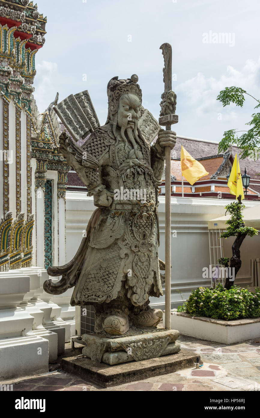 Chinesisches Steinfeldstatut in einem thailändischen buddhistischen Tempel Stockfoto