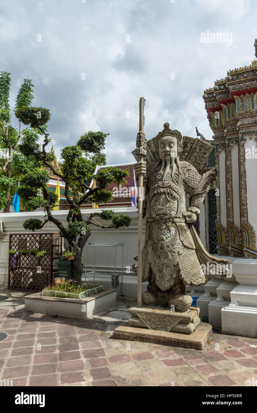 Chinesisches Steinfeldstatut in einem thailändischen buddhistischen Tempel Stockfoto