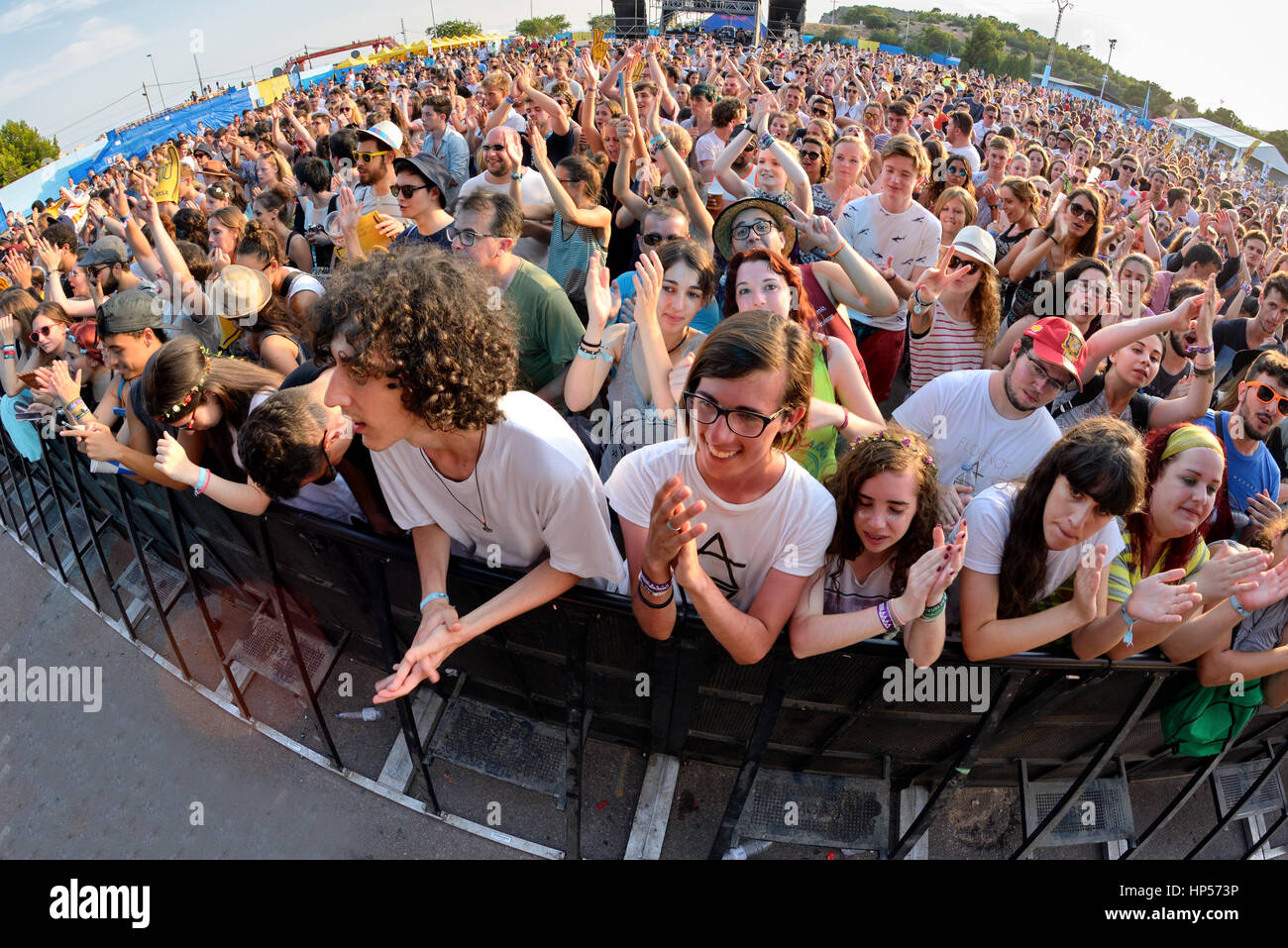 BENICASSIM, Spanien - 16 JUL: Menge in einem Konzert am FIB Festival am 16. Juli 2015 in Benicassim, Spanien. Stockfoto