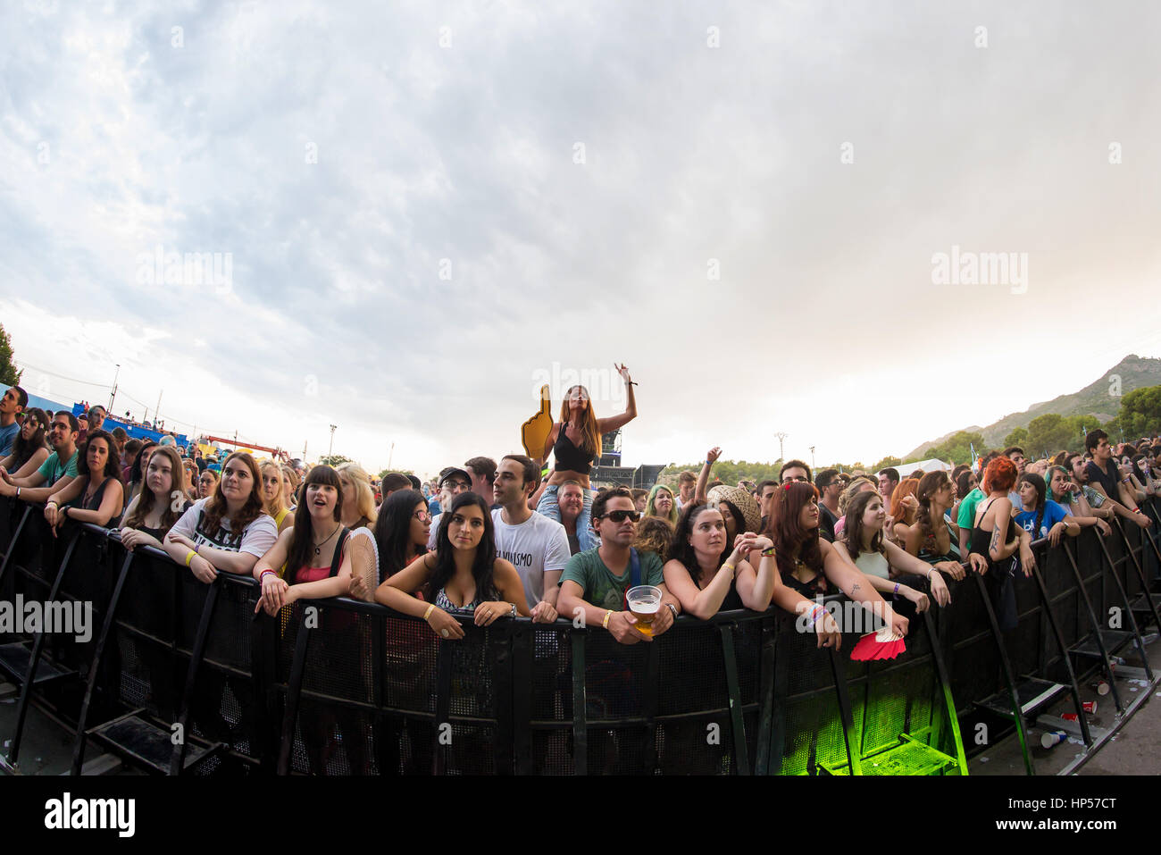 BENICASSIM, Spanien - 18 JUL: Menge in einem Konzert am FIB Festival am 18. Juli 2015 in Benicassim, Spanien. Stockfoto