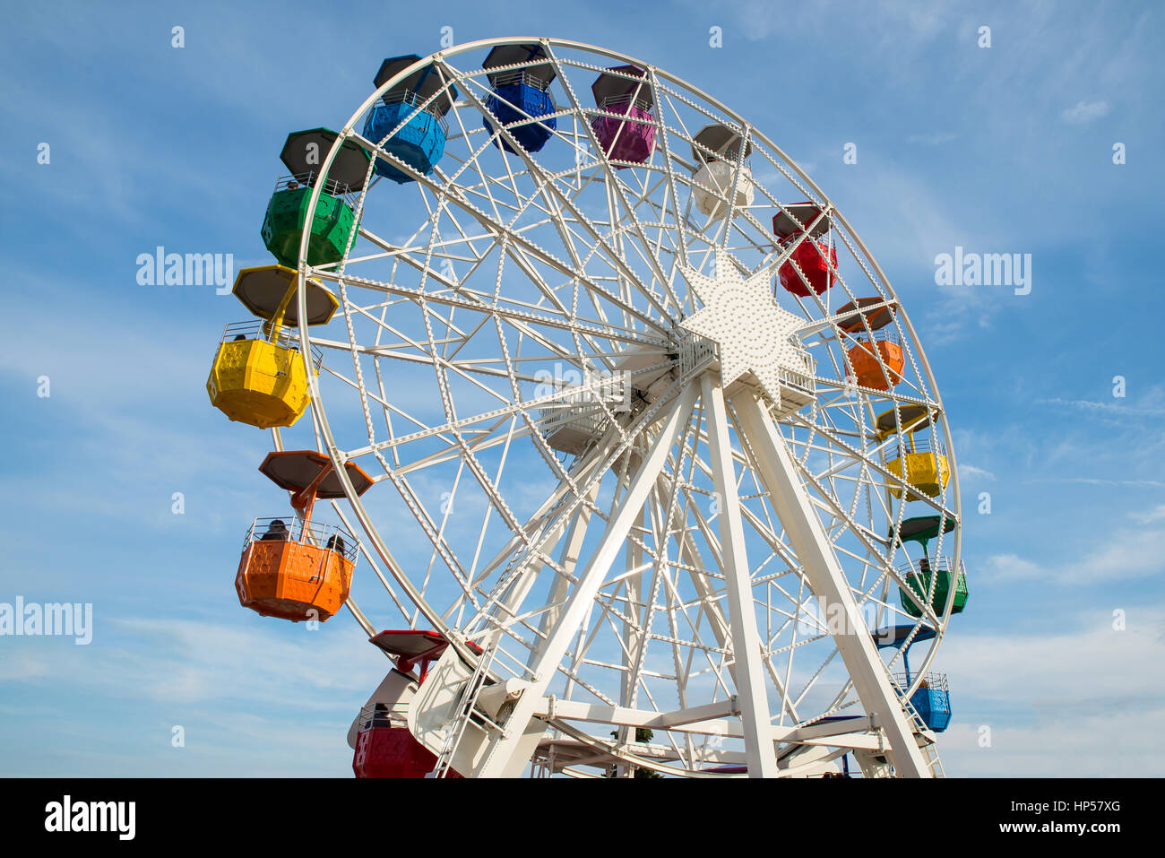 Eine farbige Riesenrad im Tibidabo Vergnügungspark. Stockfoto