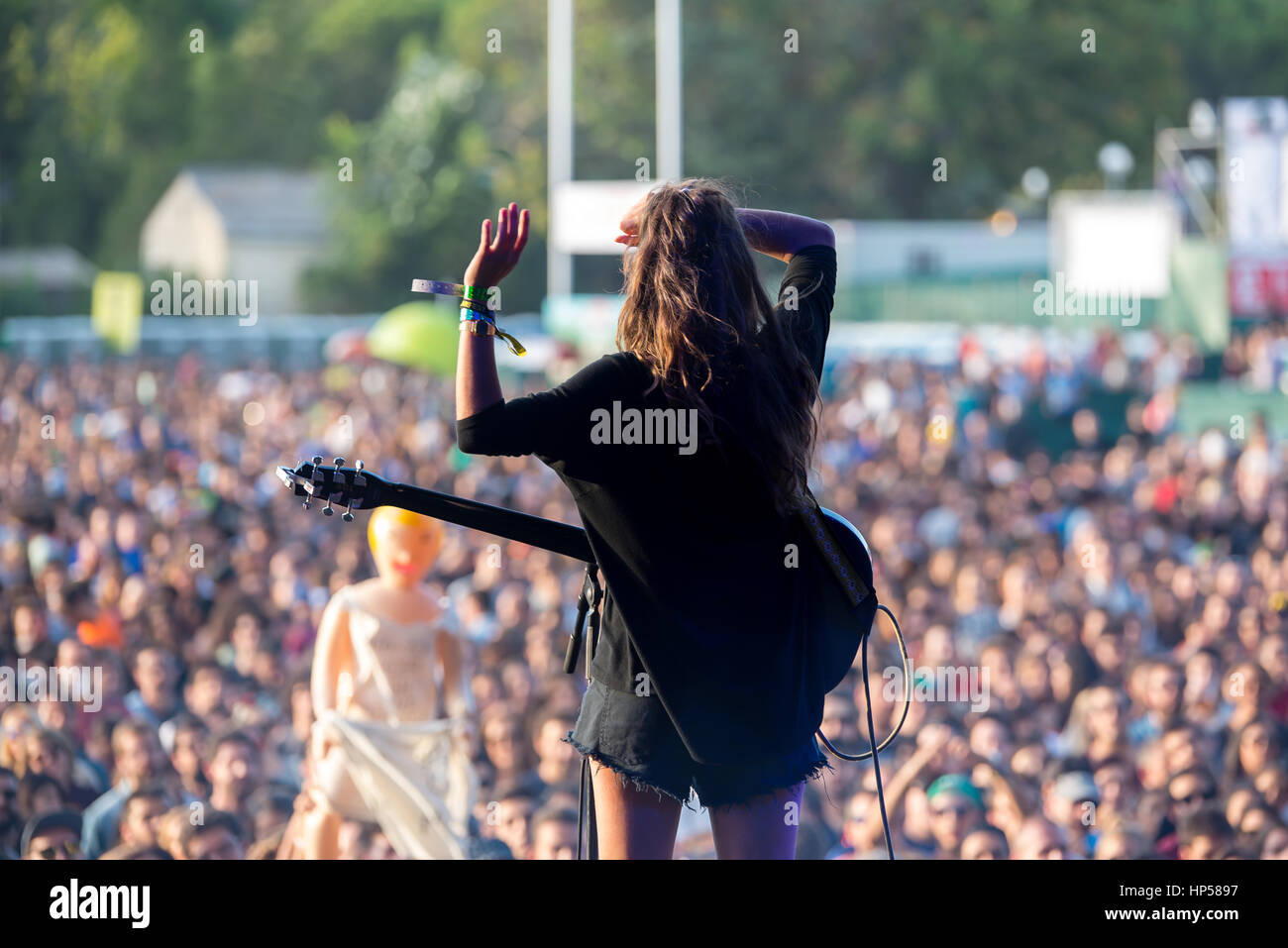 MADRID - SEP 12: Hinds (Band) in Konzert am Dcode Festival am 12. September 2015 in Madrid, Spanien. Stockfoto