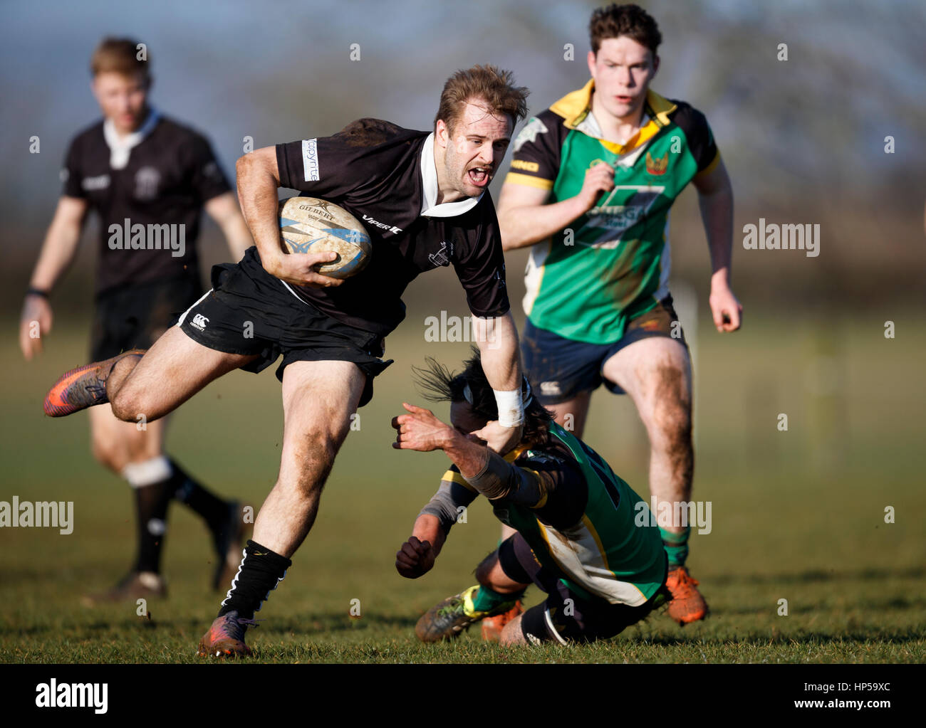 North Dorset RFC 2. XV Vs Wimborne RFC 2. XV. Samstag, 18. Februar 2017 - Gillingham, Dorset, England. Wimborne Spieler ausweichen anzugehen. Stockfoto